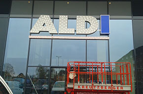 Aldi-Schriftzug als Profil 9 Leuchtbuchstaben. Geöffnet mit sichtbarer LED-Verteilung auf der Rückwand