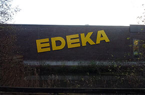 Beleuchtete Fassadenwerbung: EDEKA-Leuchtbuchstaben in Profil 3
