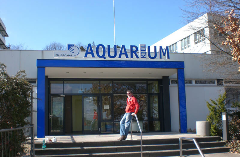 Leuchtwerbung am Eingang zum Aquarium Kiel