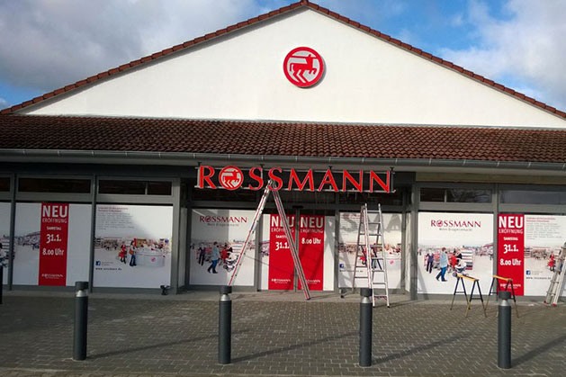 Rossmann Leuchbuchstaben als Fassadenwerbung